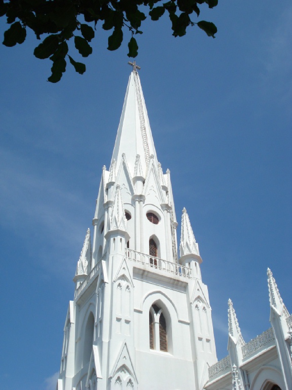 2008/03(March)/AroundTheWorld/1st 4 Stops/1024x768_21 Chennai St. Thomas Basilica-Easter Sunday.jpg